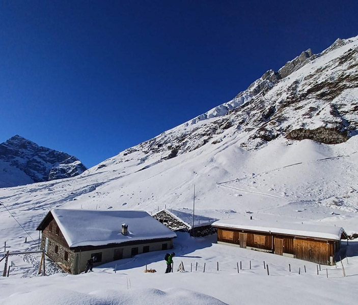 Alphütten im Winter, eingeschneit